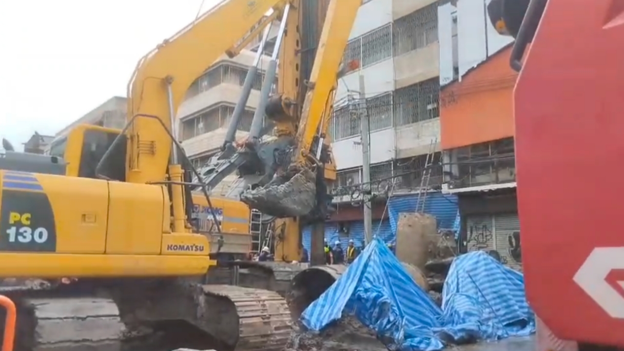 ผ่านมา 48 ชั่วโมง เจ้าหน้าที่ขยายปากหลุม เร่งค้นหาร่างคนงานตกหลุมลึก 19 เมตร