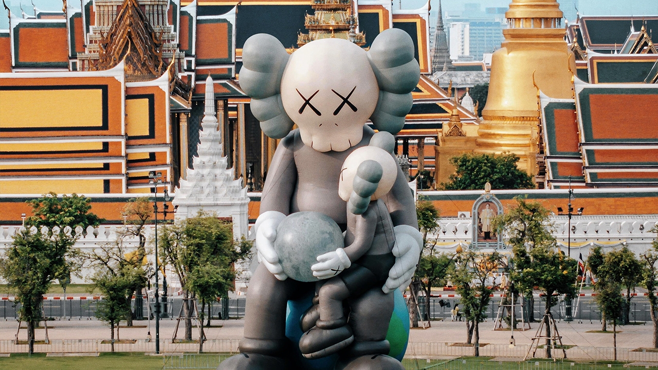 สะกดทุกสายตา! KAWS:HOLIDAY THAILAND สนามหลวง