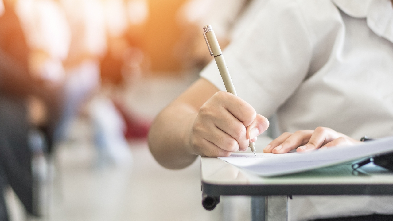 ฝันว่าสอบติด สอบผ่าน หมายความว่าอย่างไร พร้อมความเชื่อเลขนำโชค