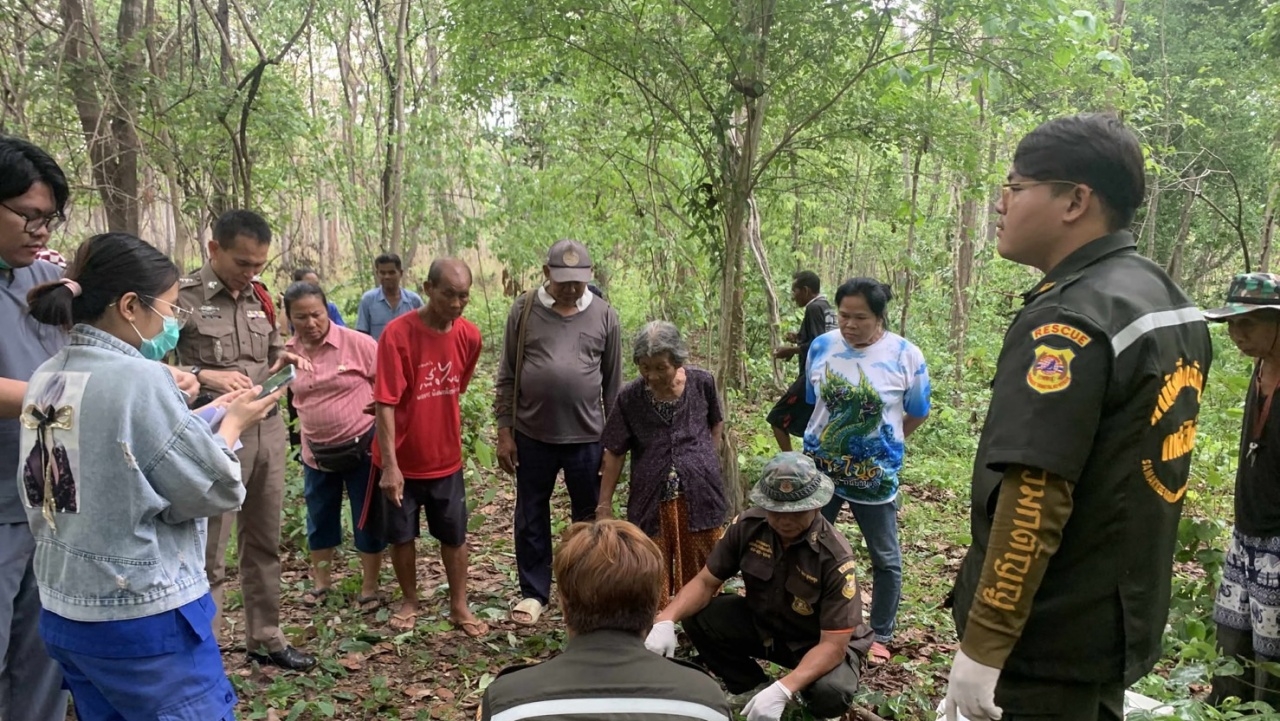 พรานถูกผึ้งรุมต่อย พยายามจะสตาร์ทรถหนีแต่ไม่ทัน เสียชีวิตกลางป่า