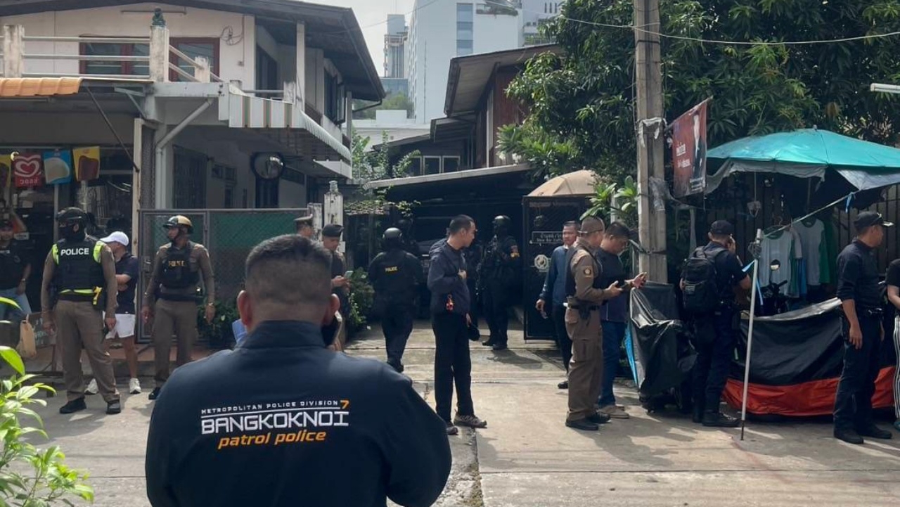 ชายคลั่งจับตัวประกัน พื้นที่บางกอกน้อย ยิงใส่ตำรวจ นำกำลังปิดล้อม-ล่าตัว