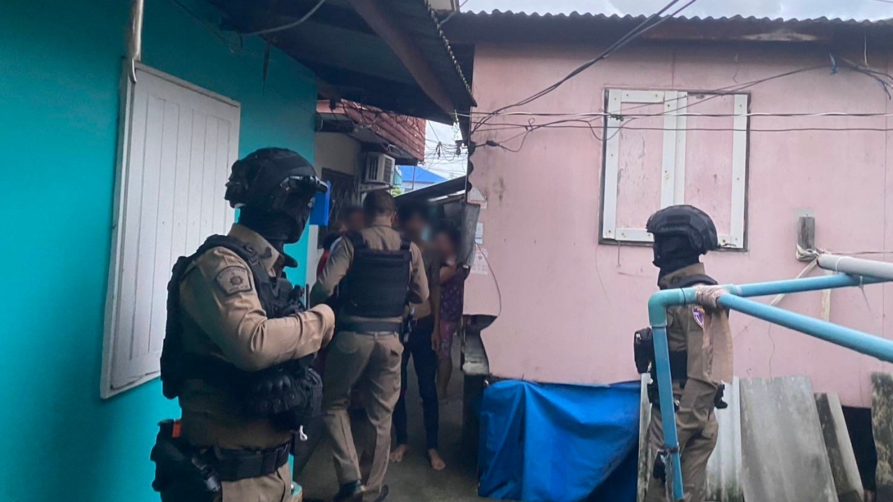 ชาวบ้านหวั่นไม่ปลอดภัย แจ้งตำรวจช่วยเด็ก 4 เดือนจากพี่เลี้ยง 2 ผัวเมียป่วยจิตเวช