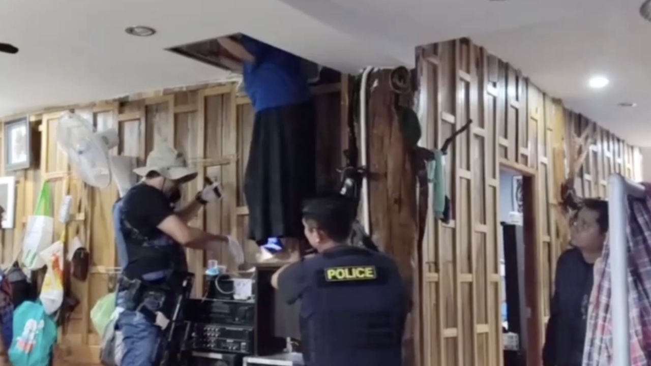 เกลี้ยกล่อมอยู่นาน ผู้ต้องหาคดียาเสพติด หนีการจับกุม ปีนซ่อนตัวบนฝ้าเพดานบ้าน