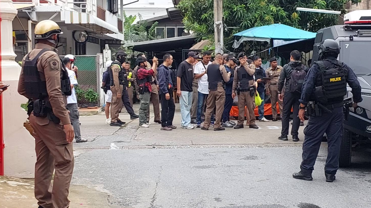 ปิดล้อมจับ ชายคลั่งยิงปืนใส่ตำรวจย่านบางกอกน้อย เตรียมประกอบระเบิด