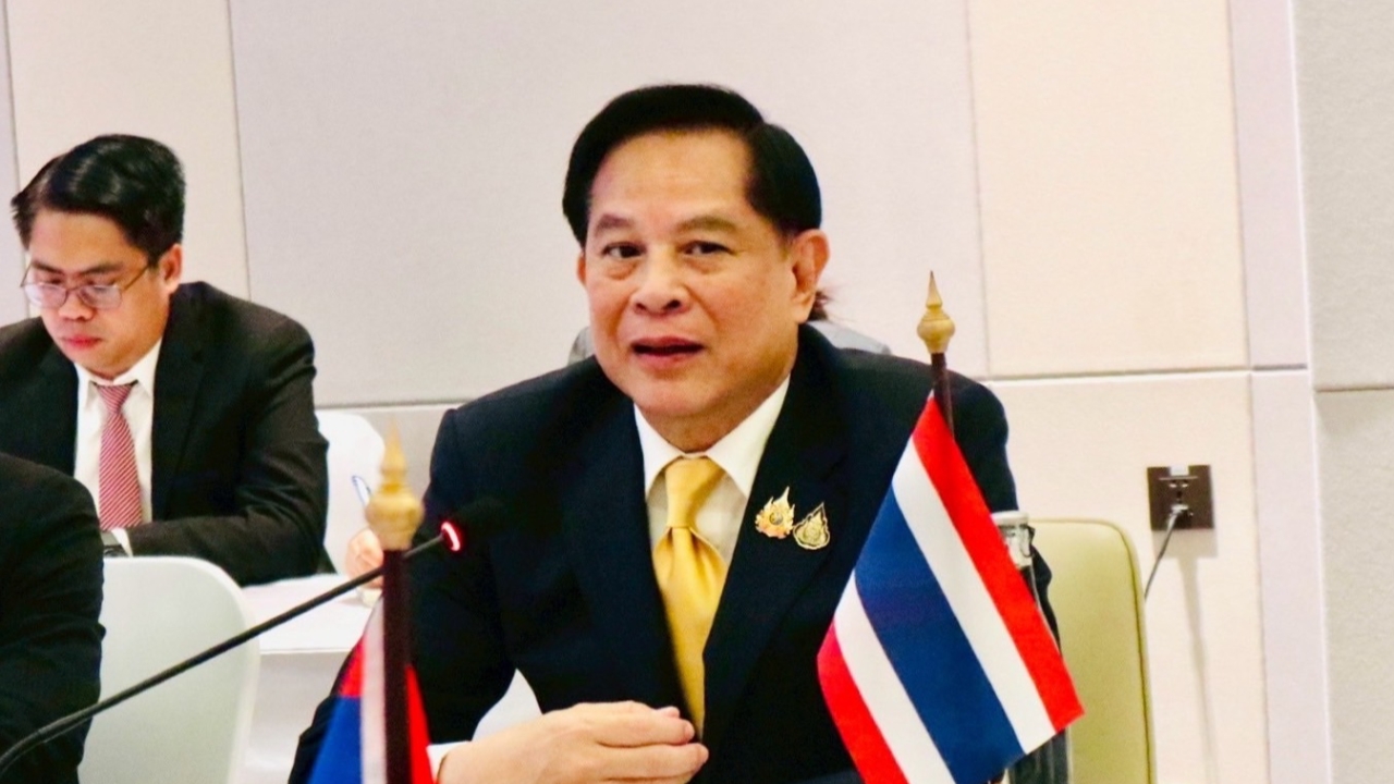 “พีระพันธุ์” เยือนลาว ปัดหนีหมายเรียก ป.ป.ช. คดีแจกถุงยังชีพ เหตุส่งหมายเรียกผิด