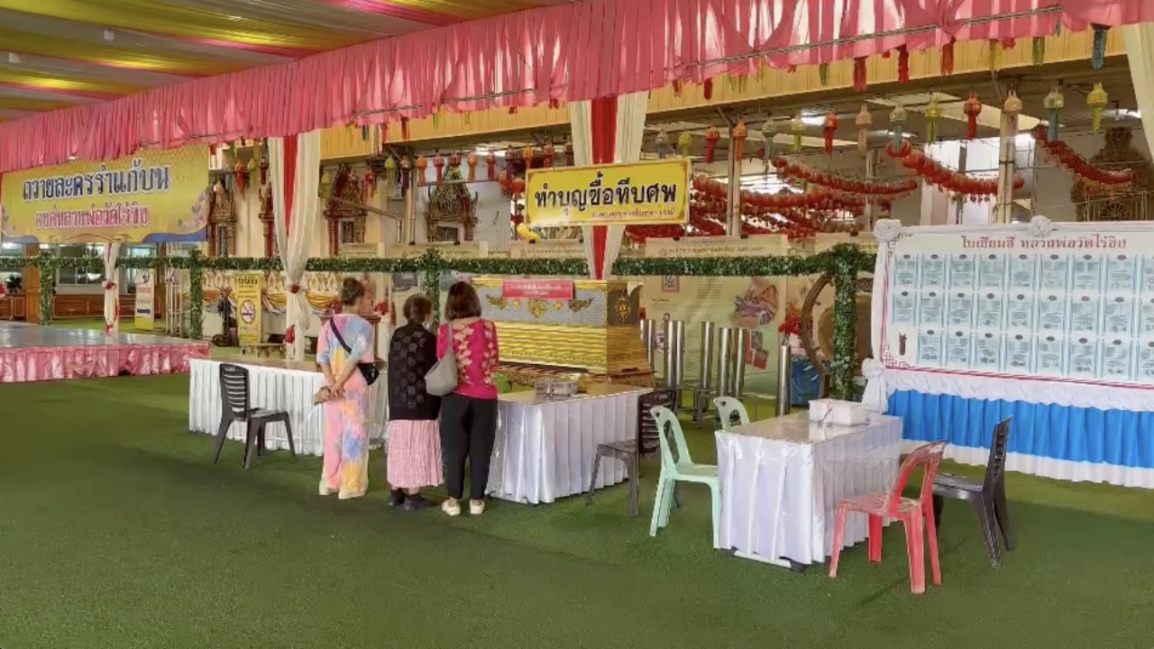 สาธุชนยังเนืองแน่น เดินทางมาทำบุญ "วัดไร่ขิง" หลังมีข่าวเจ้าอาวาสถูกออกหมายจับ