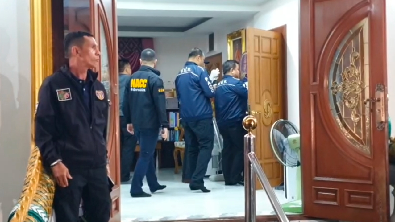 "บิ๊กเต่า" นำกำลังตำรวจบุกค้น "วัดไร่ขิง" เผย "อดีตเจ้าคุณแย้ม" สารภาพไม่หมด