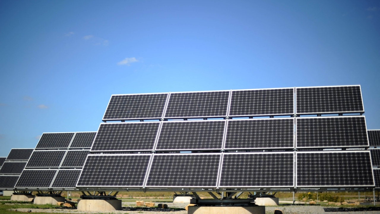 สหรัฐฯ ผวา! พบ "ชิ้นส่วนลับ" ในเครื่องแปลงพลังงานไฟฟ้าแผงโซลาร์จากจีน หวั่นถูกแฮกระบบไฟฟ้า