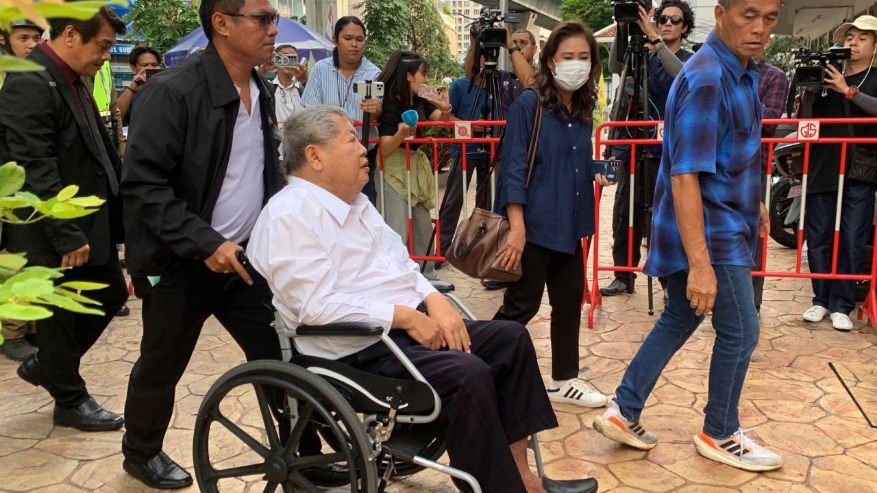 "เปรมชัย" นั่งวิลแชร์เข้ามอบตัวแล้ว หลังถูกออกหมายจับ เอี่ยวคดีตึก สตง. ถล่ม