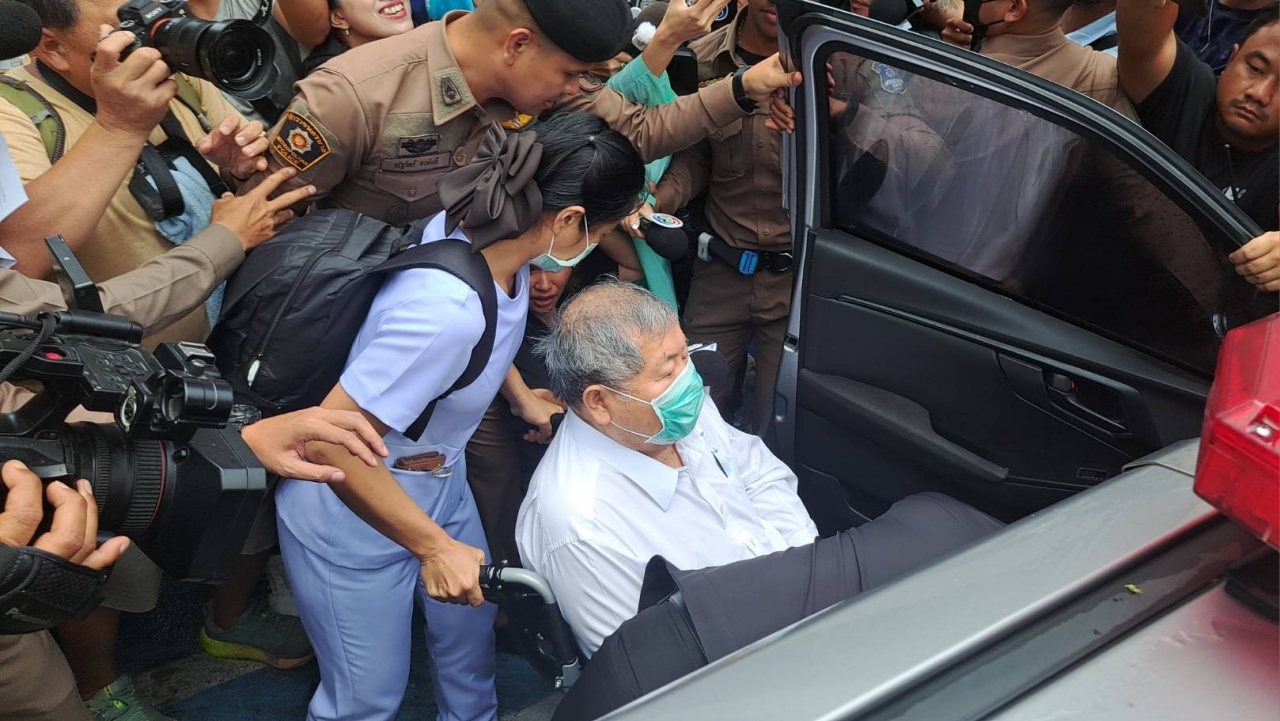 ตำรวจปฏิเสธ "เปรมชัย" ขอไปรถตู้ส่วนตัว พาขึ้นกระบะตราโล่ ส่งฝากขัง