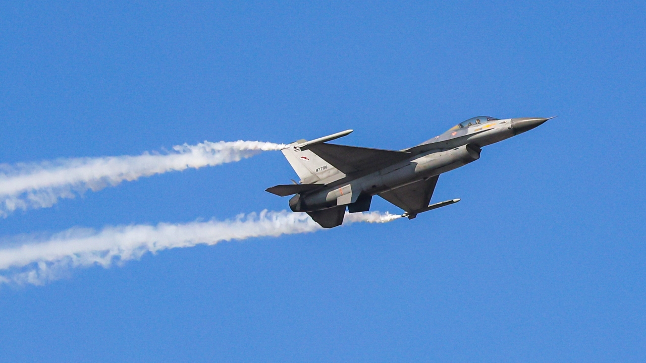 ทอ. ส่งเครื่องบินขับไล่ F-16 บินสกัดเครื่องบิน K-8 เมียนมา หลังเข้าใกล้ชายแดนไทย