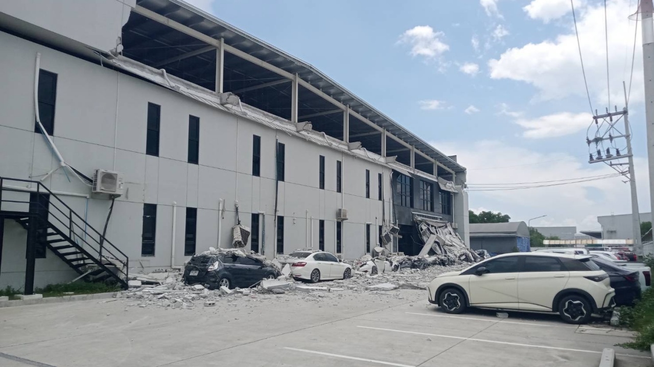 ผนังบริษัทถล่ม ร่วงใส่พนักงานเจ็บ 1 รถเสียหาย 7 คัน