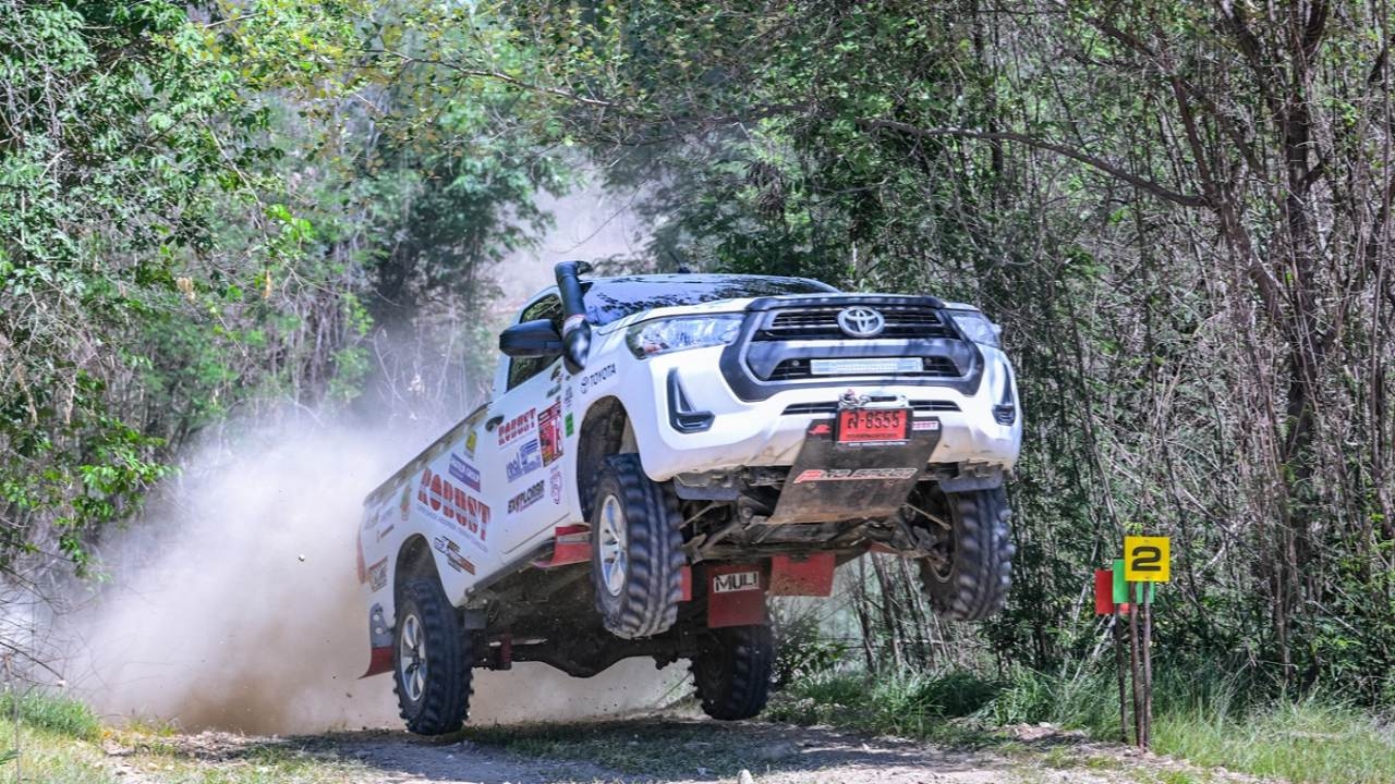 เกาะสนามยานยนต์: Toyota Hilux Revo 10 เซียนประจัญบาน 2025 เตรียมลุยสนามแข่ง