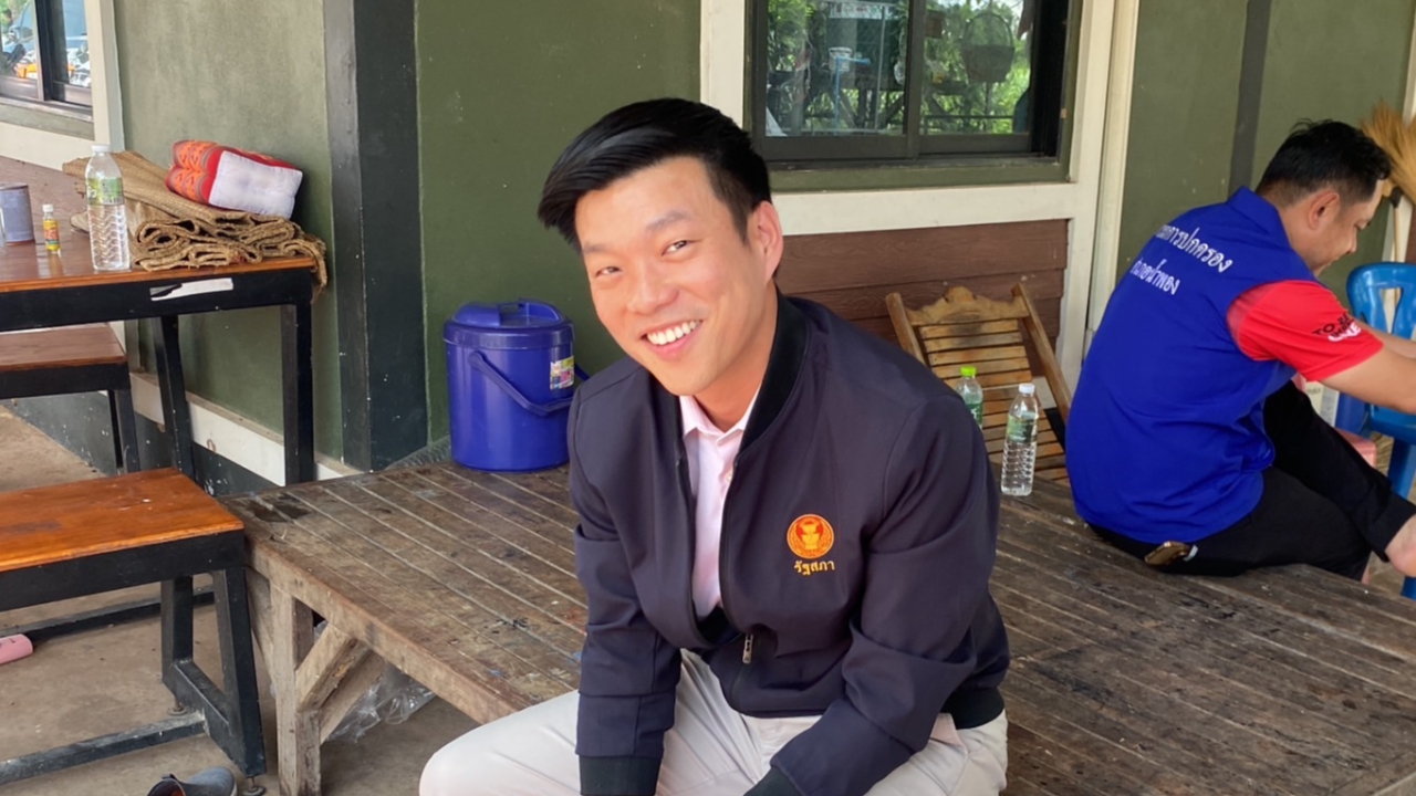 “เท้ง ณัฐพงษ์” ถึงกับขำ บอก “รีดพิษงู” ง่ายกว่ารีดนมวัว (คลิป)