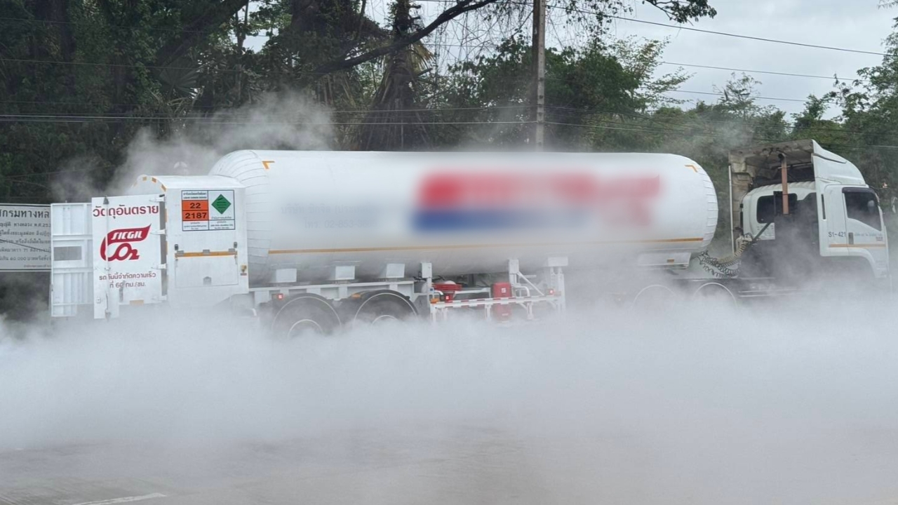 ควบคุมได้แล้ว รถบรรทุกสาร CO2 รั่วไหลพวยพุ่งสีขาวเป็นทางยาว ก่อนขึ้นเขาโทน