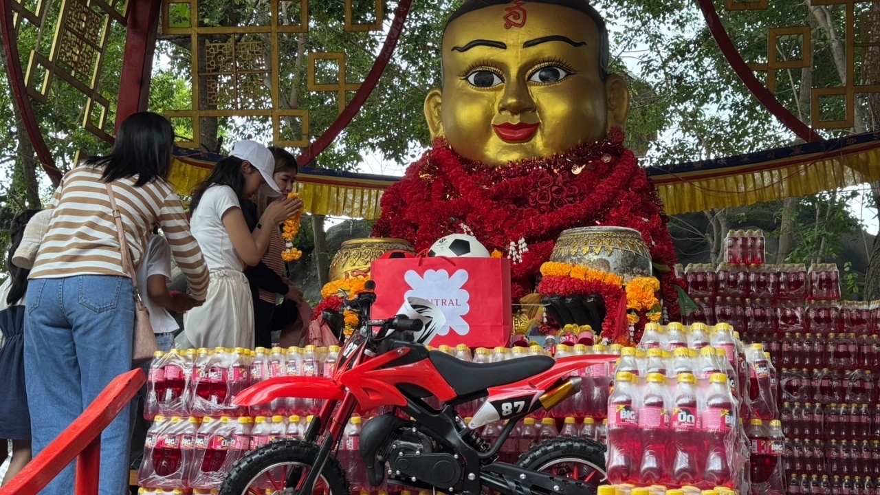 สาวเดินทางจากอินเดีย มาแก้บน "กุมารทองเจ้าสัวเฮง" ไม่พลาดส่อง "เลขเด็ด"