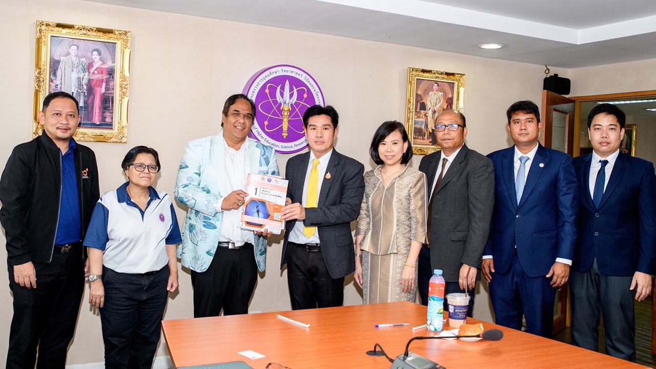 มจพ.มอบสื่อการสอนให้อว. ในโครงการพัฒนาอุตสาหกรรมยานยนต์สมัยใหม่