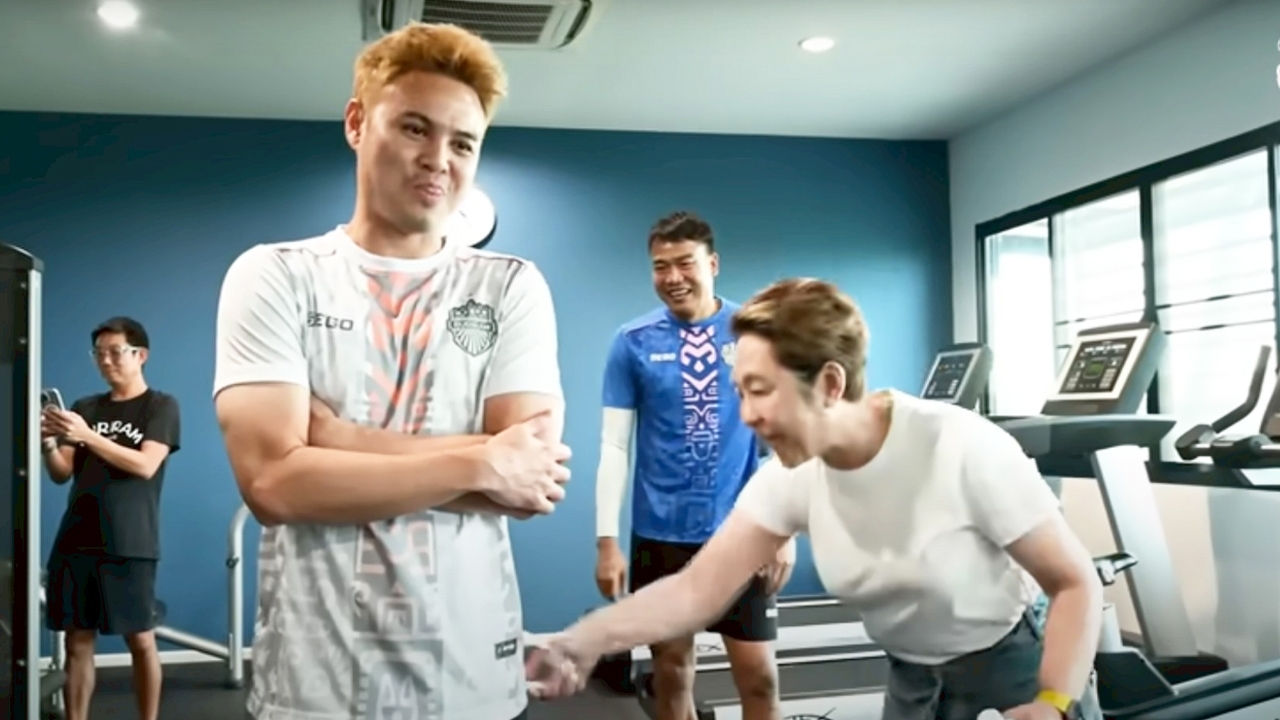 เปิดก่อนได้ปูด “ธีราทร” และเพื่อนในคลิปเปิดตัว "มิกกี้ สายฟ้า" โดน “ป้าต่าย" รวบยกแก๊ง (คลิป)