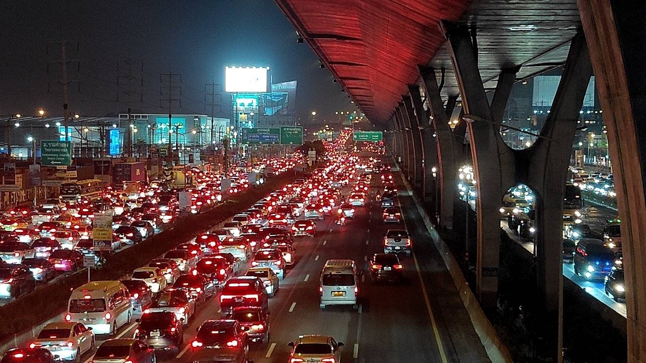พิษฝนถล่มเย็นวันศุกร์ ทำน้ำท่วมขังหลายจุด "ถนนบางนาตราด" อ่วม รถติดนานหลาย ชม.