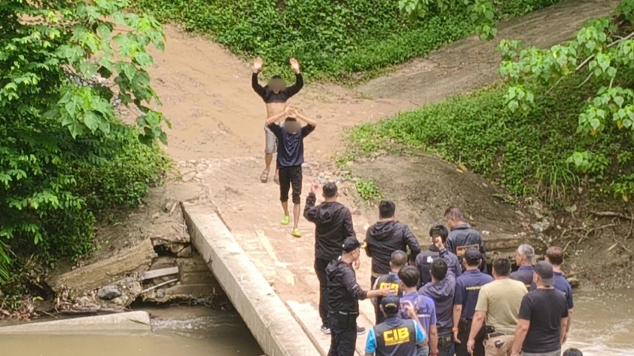 ตามจับบนภูเขา อีก 2 ผู้ต้องหา แก๊งฆ่าเผานั่งยาง 4 ศพ ชูมือบอก ตร. ยอมมอบตัว