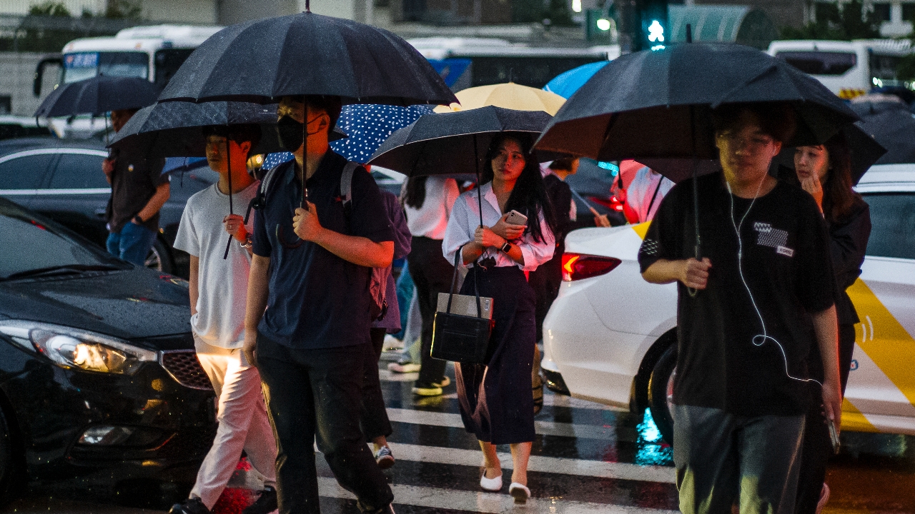 โซลอ่วม ฝนตกถล่มหนัก 74 มม. ในชั่วโมงเดียว ทางการส่ง SMS เตือนภัยฉุกเฉินครั้งแรกของปี 