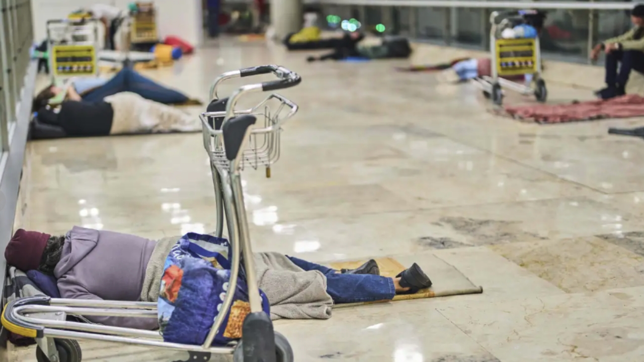 สนามบินมาดริดคุมเข้ม ไม่มีตั๋วไม่ให้เข้า แก้ปัญหาคนเร่ร่อนเนียนเข้ามานอน