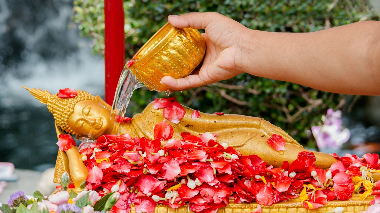 บทสวดสรงน้ําพระสงกรานต์ 2568 พร้อมขั้นตอน เสริมสิริมงคล รับปีใหม่ไทย