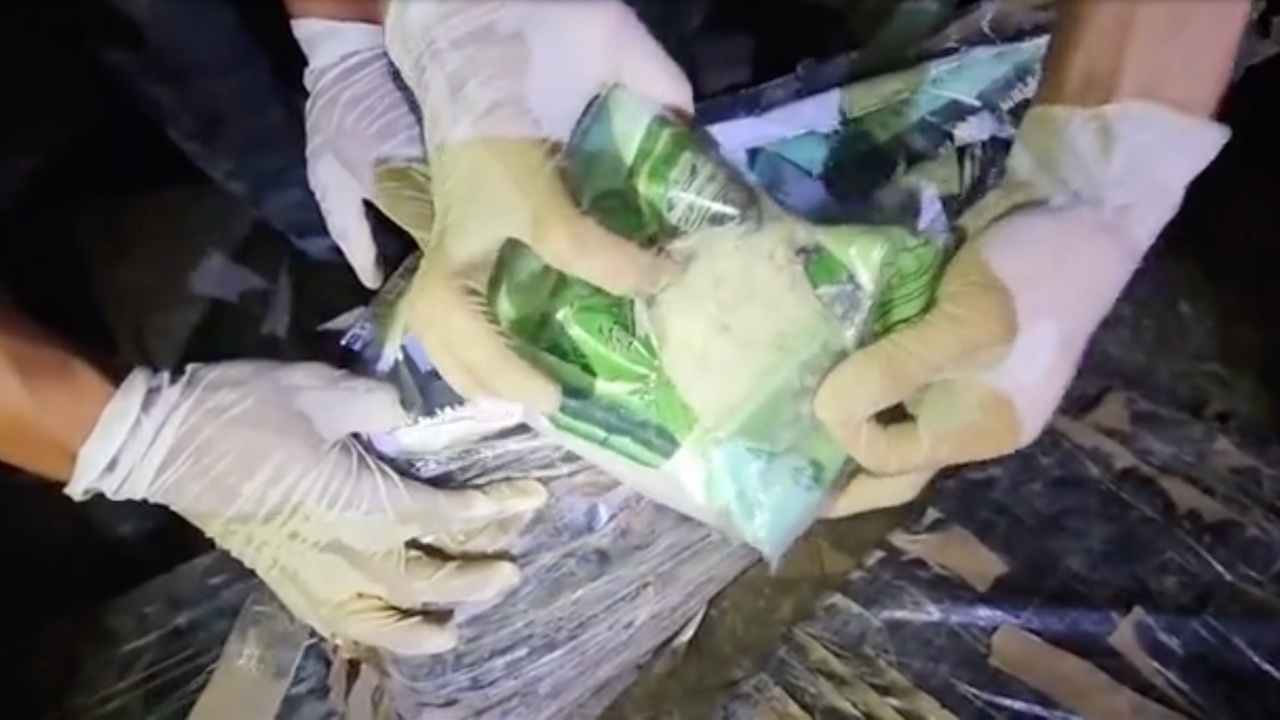 ยึดไอซ์ 358 กก. ขนใส่เรือหางยาวขึ้นฝั่งนครพนม คาดส่งอัปราคาประเทศที่ 3