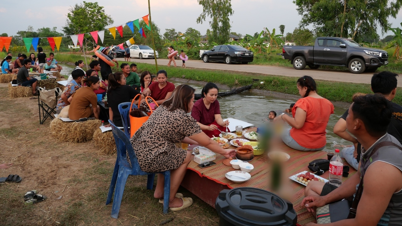 คนกาฬสินธุ์ หนีร้อน 37 องศาฯ พาลูกหลานเล่นน้ำแลนด์มาร์คสำคัญช่วงสงกรานต์