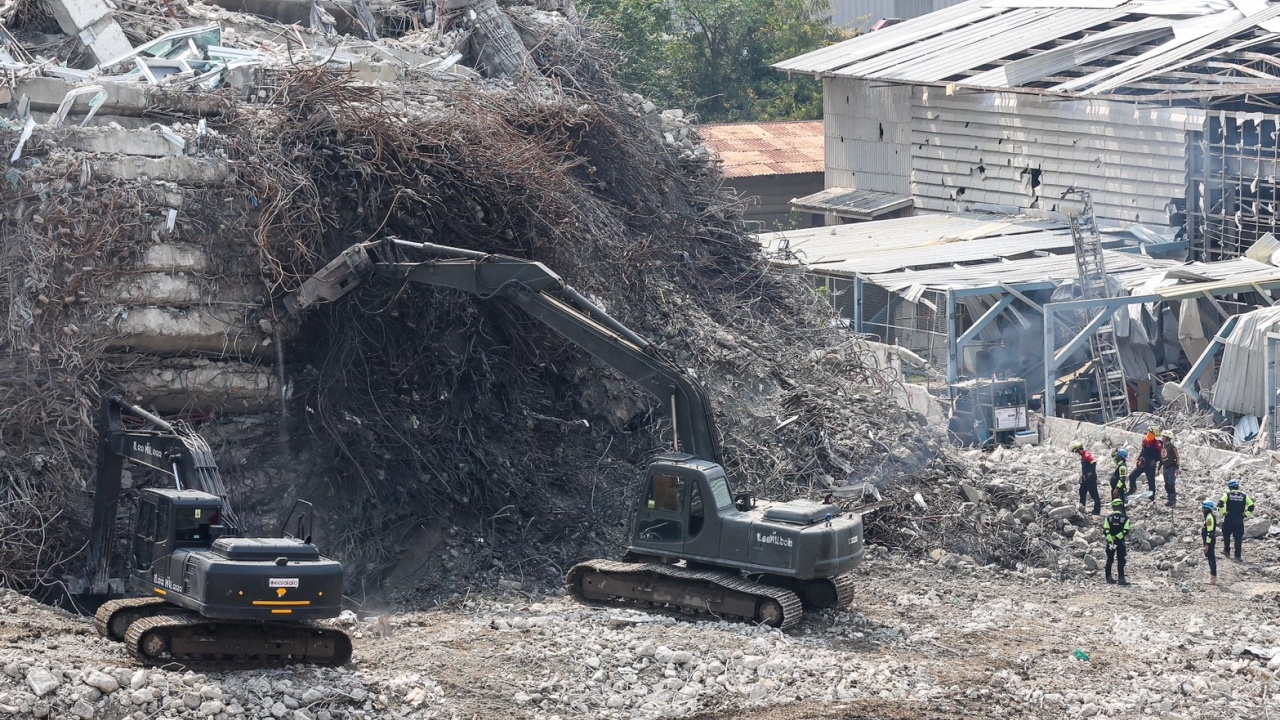ยังไม่ทิ้งหวัง กทม. ตัดยอดซากตึกถล่มลง 5 เมตร ลดความชัน ปูทางเครื่องจักรหนัก