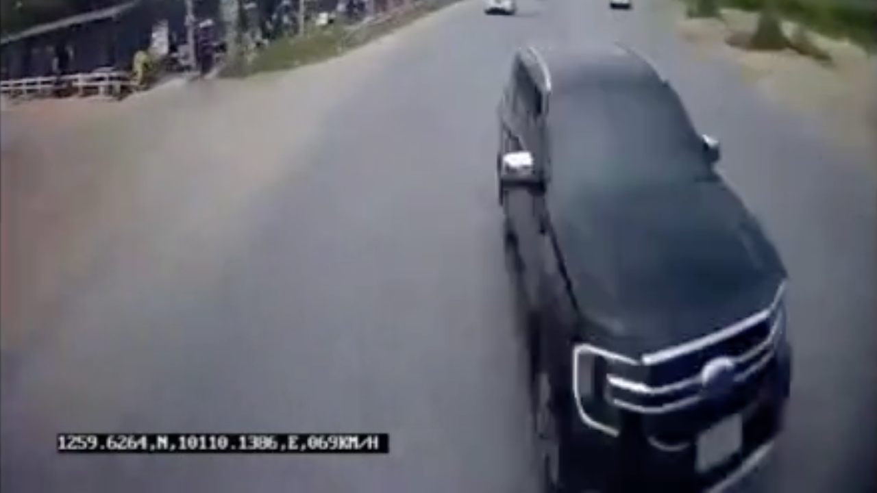 กล้องหน้ารถจับภาพได้ รถ SUV หลุดโค้งชนหกล้อ พลิกคว่ำทับคนขับดับ