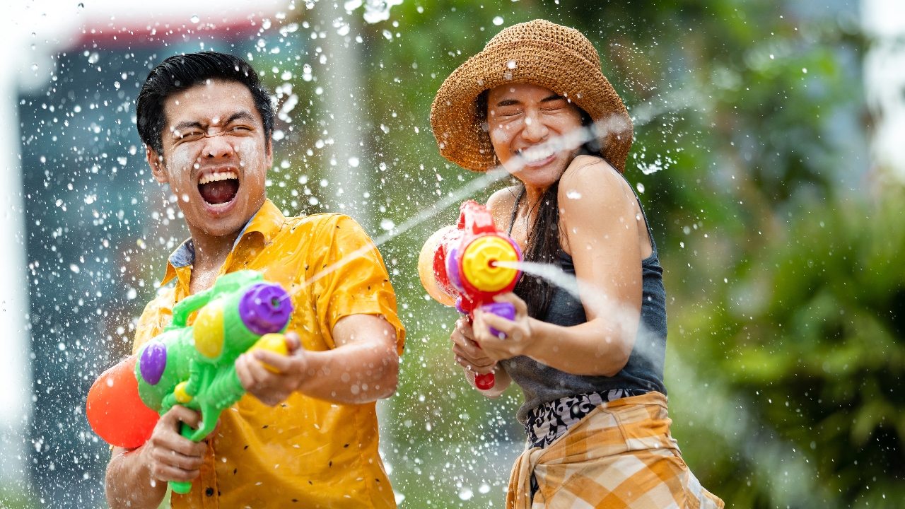 สงกรานต์ 2568 ส่องสไตล์เที่ยวต่างขั้วของชาว Gen Z และ Baby Boomersในช่วงเทศกาล