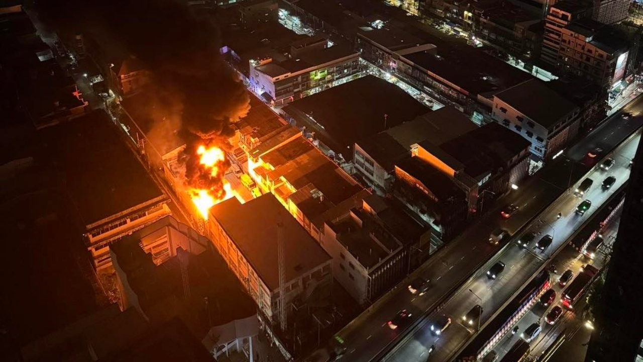"ไฟไหม้หม้อแปลง" สถานีไฟฟ้าย่อยแสนแสบ หลังห้างดังพระราม 9 ทำไฟดับทั้งซอย