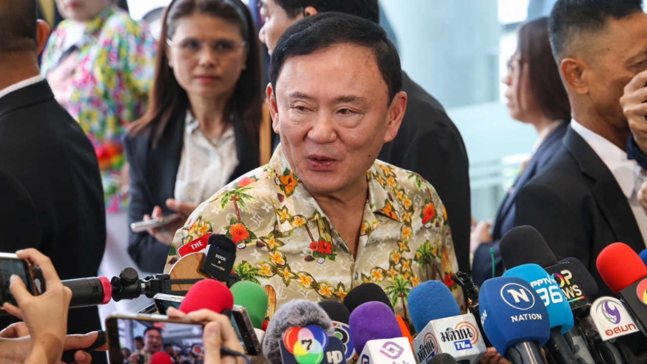 “ทักษิณ”ปัด ไม่ได้ขู่ขับพรรคร่วมรัฐบาล เชื่อคุยกันบ่อยๆ จะคุยรู้เรื่อง