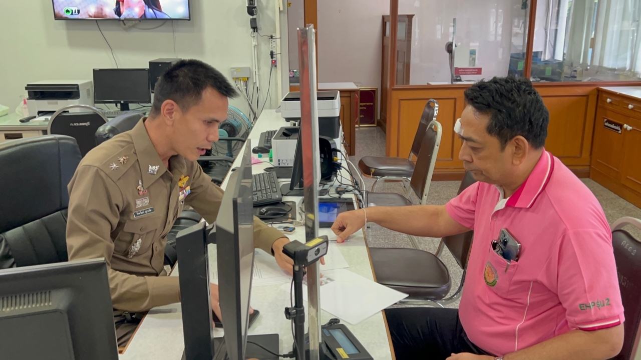 2 คนร้ายขี่ จยย. ดักหน้ารถ "ปลัด อบต." สาวหมัดเข้าหน้า เตะซ้ำ บาดเจ็บ