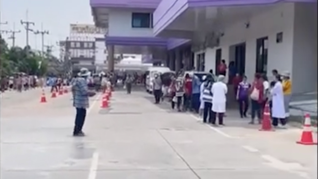 คิดว่าตึกลั่น คนวิ่งออกจาก รพ.ชัยภูมิ แท้ผู้ป่วยจิตเวชอาละวาด ปาสิ่งของ