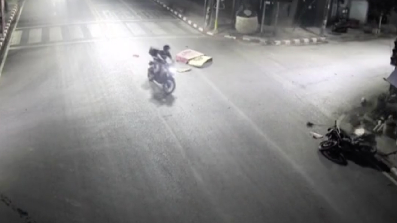 นักท่องเที่ยวขับ "บิ๊กไบค์" แข่งกัน เสียหลักพุ่งชนตู้สัญญาไฟจราจรเจ็บสาหัส