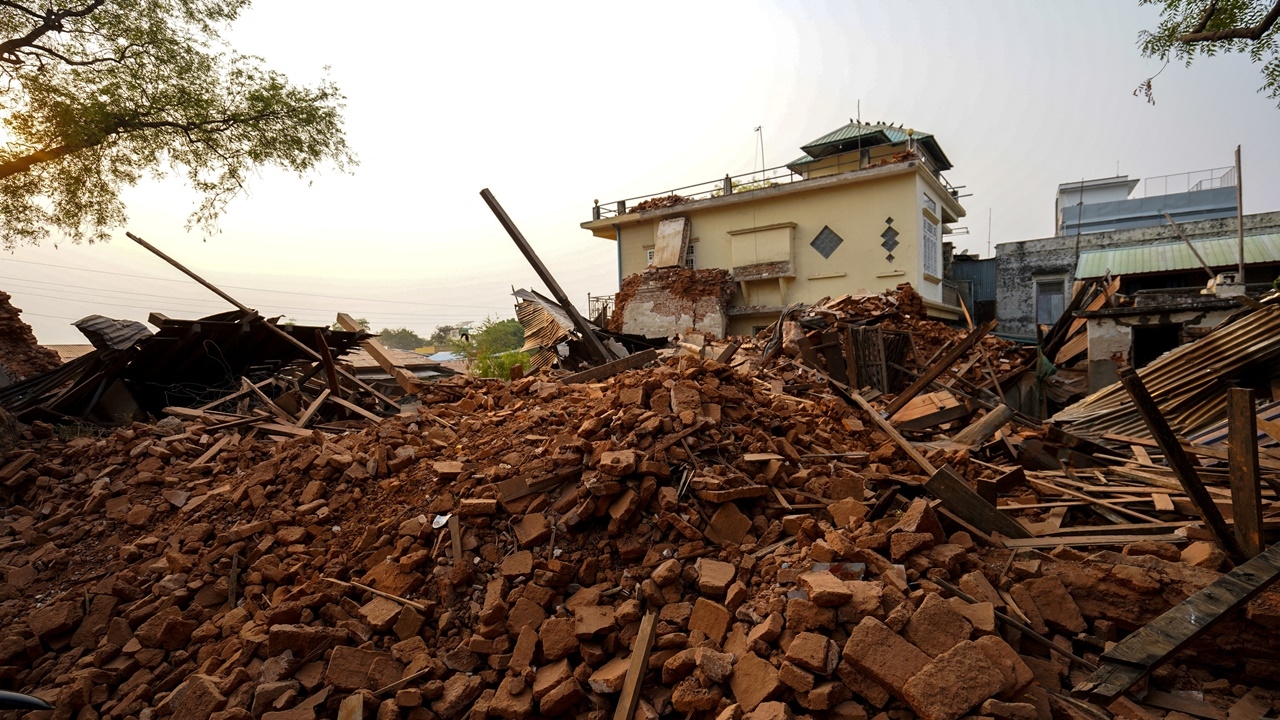 เหยื่อแผ่นดินไหวพม่าแตะ 3,600 ศพ กองทัพ-กบฏสู้กันต่อแม้บอกหยุดยิง