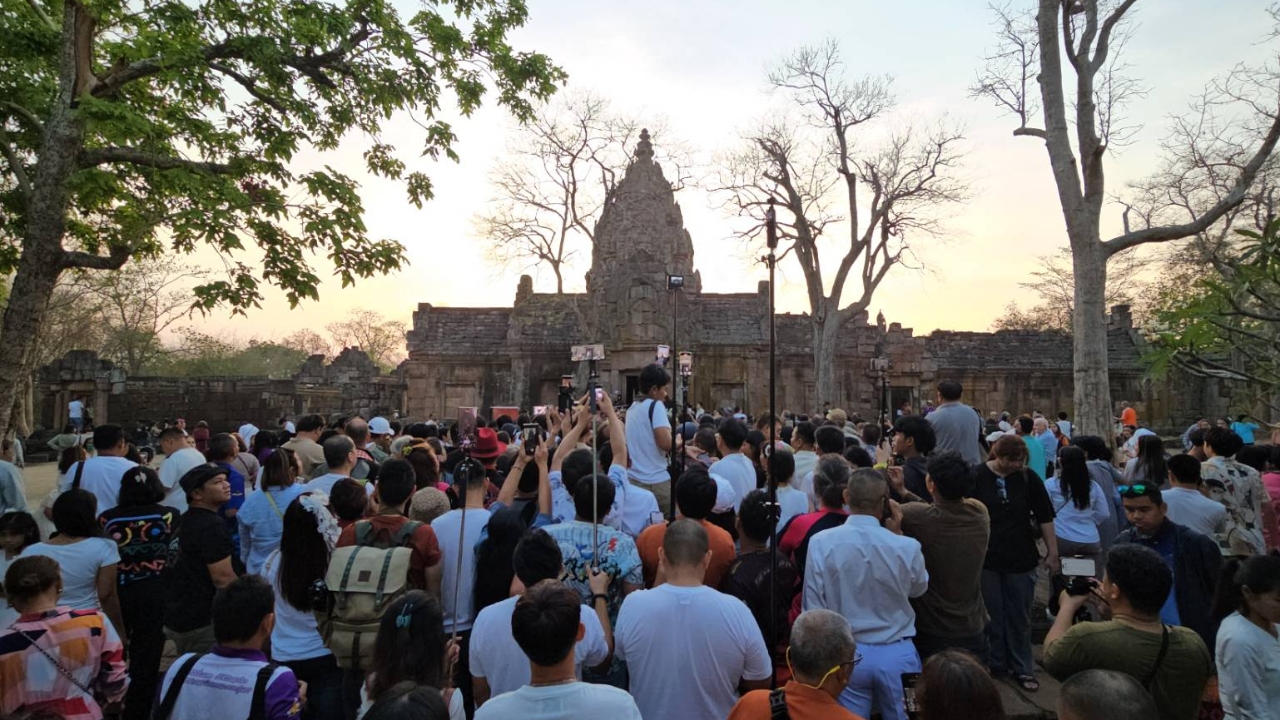 นักท่องเที่ยวผิดหวัง ดวงอาทิตย์ขึ้นไม่ตรง 15 ช่องประตูปราสาทพนมรุ้ง