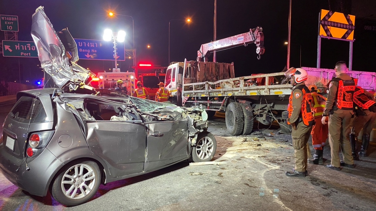 เก๋งพุ่งเสยท้ายรถบรรทุก 6 ล้อ จอดซ่อมรอยต่อพื้นถนนทางด่วน สาวคนขับดับสลด