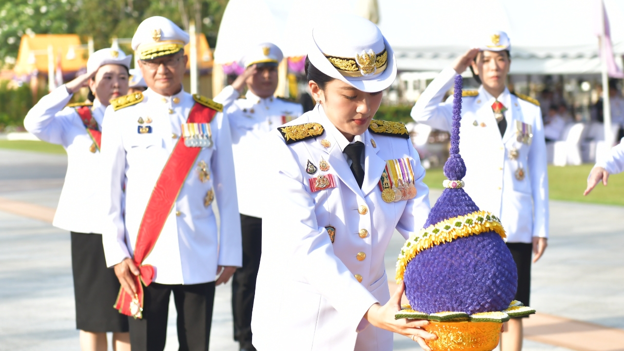 นายกฯ วางพานพุ่มถวายราชสักการะ เนื่องในวันที่ระลึกมหาจักรีบรมราชวงศ์