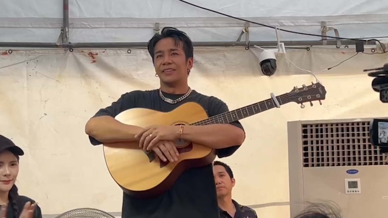 ก้อง ห้วยไร่ ปล่อยโฮให้กำลังใจญาติผู้ประสบภัยตึกสตง. อย่าแบ่งแยกว่าใครไม่ใช่คนของเรา