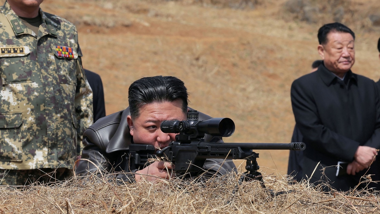 คิม จองอึน ผู้นำเกาหลีเหนือ ทดลองยิงปืนซุ่มยิงรุ่นใหม่