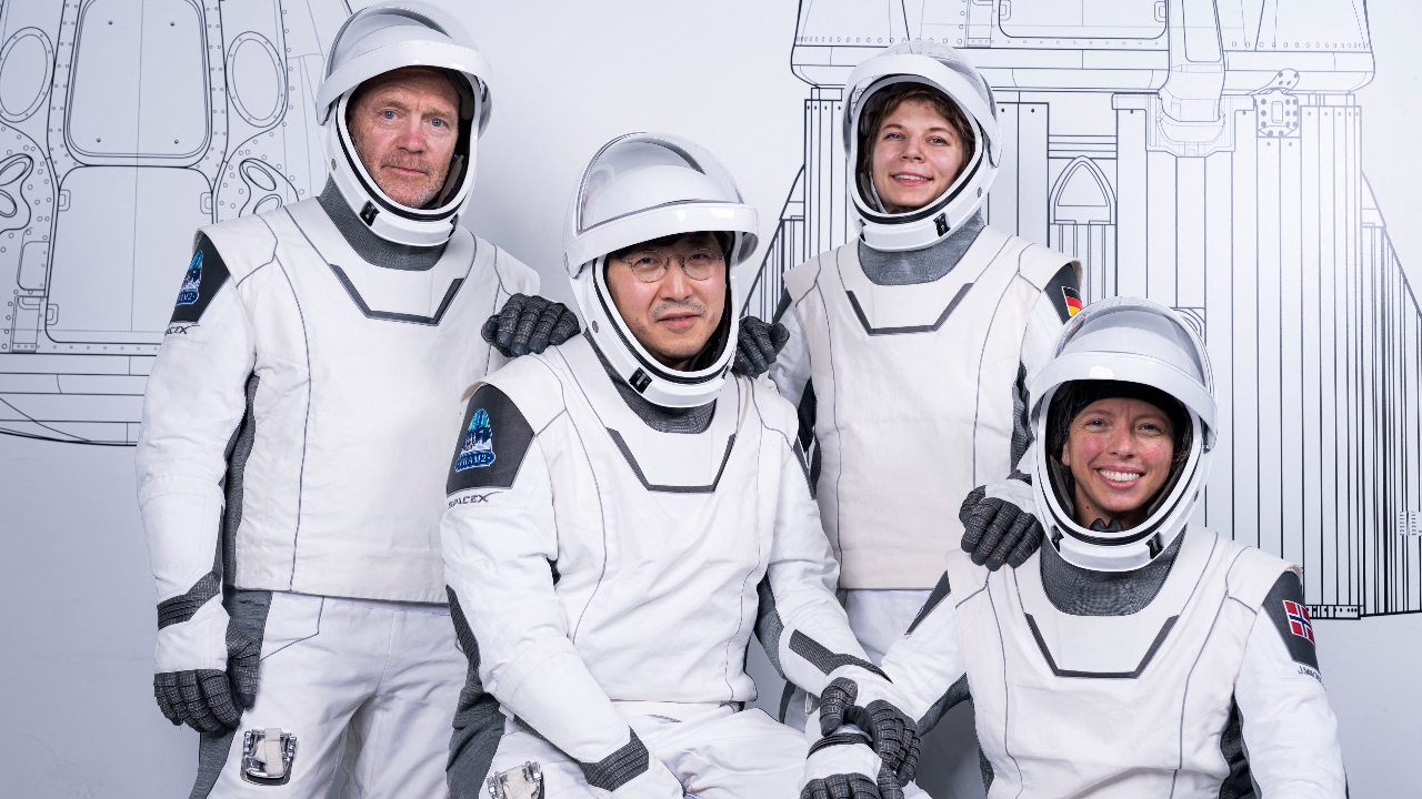 4 นักท่องเที่ยวอวกาศแบบทริปส่วนตัว โคจรรอบขั้วโลกเหนือและใต้ กลับสู่โลกอย่างปลอดภัย