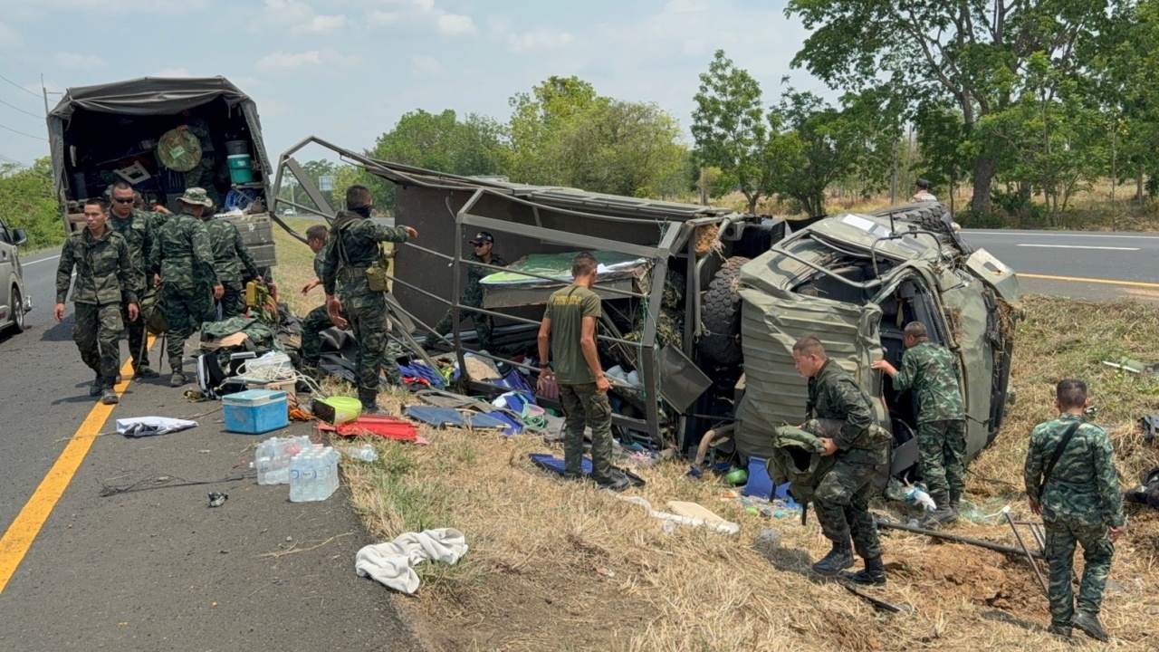 รถจีเอ็มซียางระเบิด พลิกคว่ำลงข้างทาง ทหารเจ็บ 5 นาย