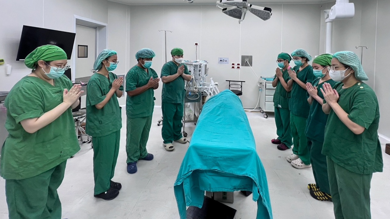 กุศลยิ่งใหญ่ หนุ่มสมองตาย แม่บริจาคร่าง ช่วยต่อชีวิตอีก 4 คน