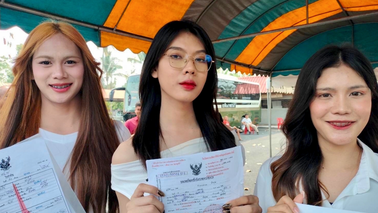 นางฟ้าเกณฑ์ทหาร ยิ้มแย้มแจ่มใสทำตามหน้าที่ชายไทยร่วมคัดเลือกทหาร