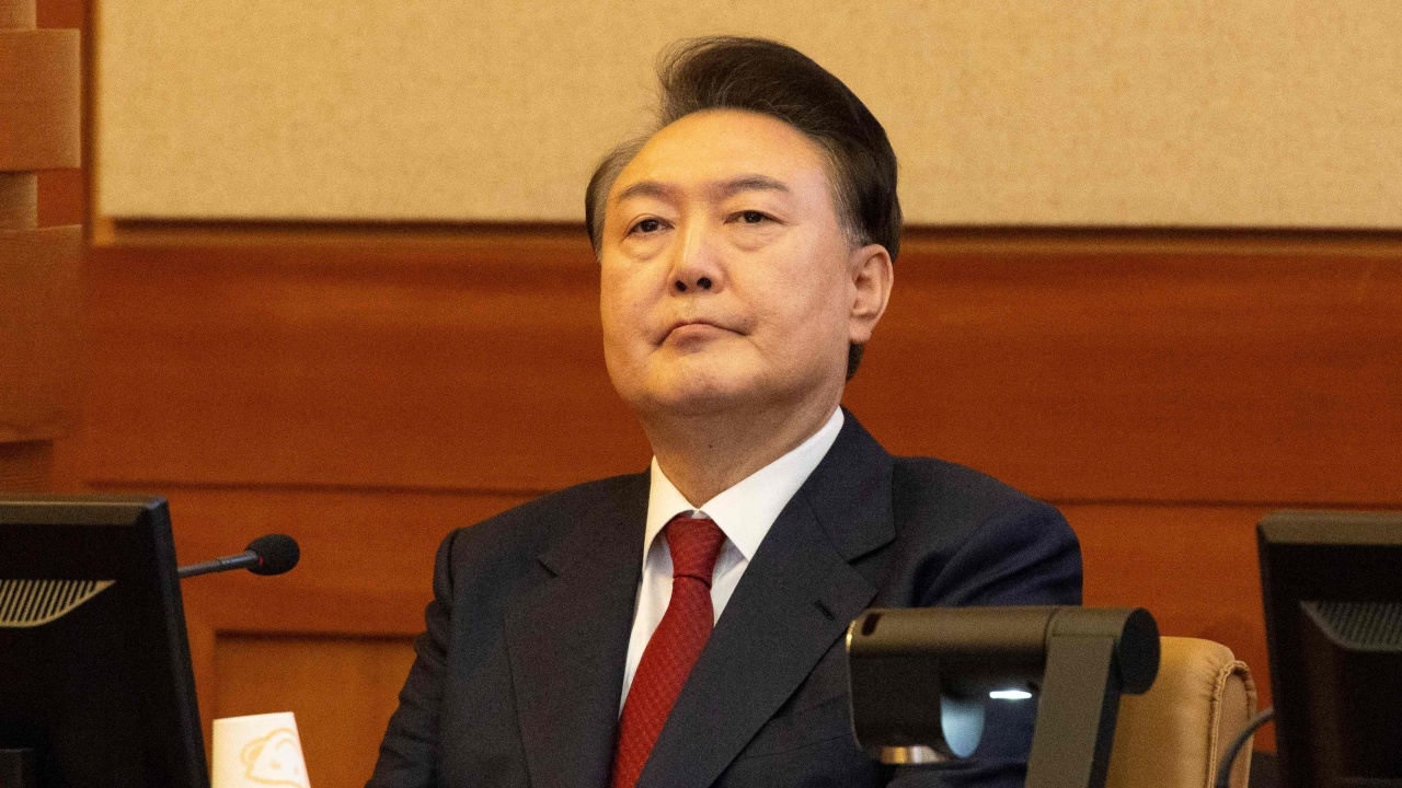 ทำความรู้จัก "ยุนซอกยอล" ปธน.เกาหลีใต้ที่ใช้กฎอัยการศึกจนถูกถอดถอน