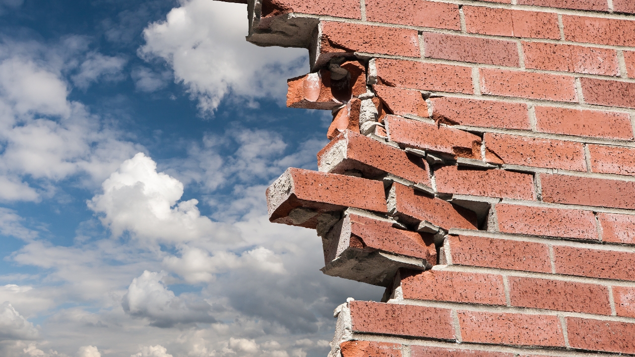 ฝันว่าตึกถล่ม ตึกถล่มแต่รอด ตึกถล่มต่อหน้า พร้อมความเชื่อเลขนำโชค