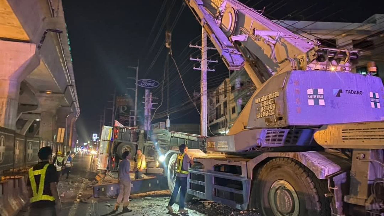 พระราม 2 อีกแล้ว รถเครนร่วงตกจากทางด่วน ทับกระบะตู้ทึบ บาดเจ็บ 1 ราย